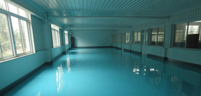 塘廈地坪漆廠家在2019年的大環(huán)境之下，受到猛烈的沖擊，2020年馬上到來(lái)，那么2020年的大環(huán)境會(huì)好嗎？塘廈地坪漆廠家要如何在這種環(huán)境下成長(zhǎng)？塘廈地坪漆廠家要在沖擊之后成長(zhǎng)，有很多辦法，比如與政府建立合作關(guān)系，成為他們的合作商，還有就是建立你的上游，也就是能連續(xù)合作的工程商。其實(shí)這兩條路都有一個(gè)特點(diǎn)，那就是專(zhuān)心搞研發(fā)和施工技術(shù)。但是這兩條路都有風(fēng)險(xiǎn)，比如不給錢(qián)，賴(lài)賬到你倒閉。比如工程商喜新厭舊，不跟你好好來(lái)往，三兩天就想換人玩玩看。第三種塘廈地坪漆廠家成長(zhǎng)方式，就是依托一個(gè)重要的客戶(hù)，跟客戶(hù)一起成長(zhǎng)。比如盈凱地坪，依托天津富士康、中國(guó)建筑等等集團(tuán)。相信很多人迷信【推廣】二字，若是指的面對(duì)整個(gè)社會(huì)，面對(duì)大環(huán)境，我實(shí)話告你，沒(méi)有屁用。塘廈地坪漆廠家就是蓋個(gè)網(wǎng)站，作得花哩胡哨，也沒(méi)有屁用。你就是在微博、微信、知乎上有百來(lái)萬(wàn)個(gè)粉（除非少數(shù)的特例之特例），也沒(méi)有屁用。莫忘你的已身所在，其實(shí)是個(gè)小的不能再小的專(zhuān)業(yè)世界。專(zhuān)業(yè)世道，不會(huì)被那種東西迷惑。所以，真有推廣經(jīng)費(fèi)，不如閑暇時(shí)間，不停研發(fā)新產(chǎn)品，提高施工技術(shù)，作自己 的積累，讓公司不要停下來(lái)。做些質(zhì)量好的工程，口碑自然來(lái)。簡(jiǎn)單地說(shuō)，所謂的塘廈地坪漆廠家「推廣」，不是搞印刷，到街上發(fā)傳單，也不是街邊買(mǎi)個(gè)廣告招牌，給自己公司打廣告，那些都是白癡手段。你得把有限的人力物力，作出叫人眼睛一亮的工程出來(lái)，最終，拼盡有限的業(yè)務(wù)能力，拿來(lái)重點(diǎn)突破幾個(gè)客戶(hù)。其實(shí)，說(shuō)就算說(shuō)到這，你搞環(huán)氧地坪、地坪工程，也還是作品不是？塘廈地坪漆廠家總是要回歸到地坪漆、地坪工程，我們最好的宣傳，就是自己的產(chǎn)品質(zhì)量，別無(wú)其它。怕地面起灰，就用盈凱地坪漆！盈凱自有工廠，專(zhuān)業(yè)的生產(chǎn)施工團(tuán)隊(duì)，完整的售前售后服務(wù)，富士康指定地坪服務(wù)商。免費(fèi)提供上門(mén)工地勘測(cè)，免費(fèi)設(shè)計(jì)方案，包工包料，為您提供一站式服務(wù)。             ——責(zé)任編輯：盈凱工程部張            版權(quán)所有（盈凱地坪漆廠家www.yxyxk.com）歡迎轉(zhuǎn)載_請(qǐng)注明出處